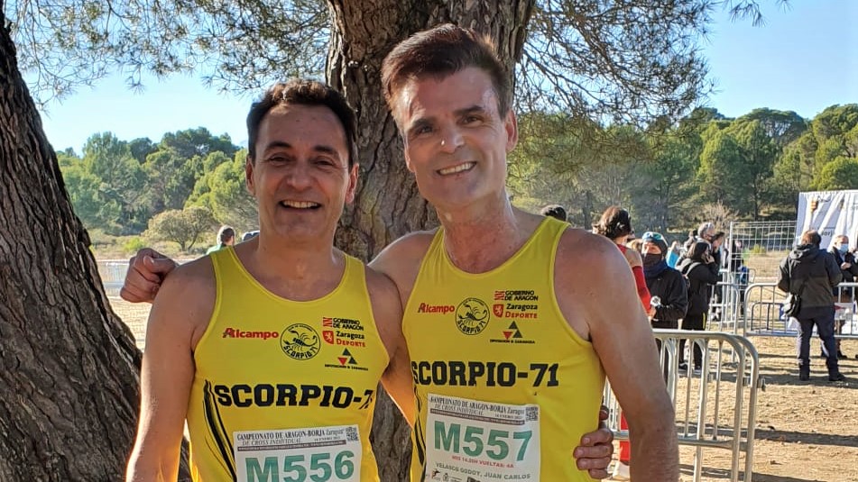 Francisco Tejero (izquierda) y Juan Carlos Velasco, segundo y tercero máster en el Campeonato de Aragón de Cross 2022.