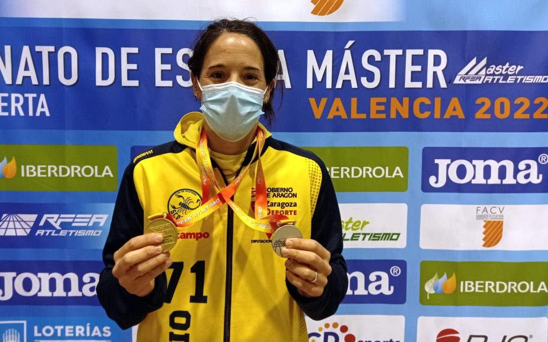 Laura Ginés con sus dos medallas, un oro y una plata, conseguidas en el XXXIII Campeonato de España Master en Pista Cubierta. (Foto: ALCAMPO-Scorpio71)