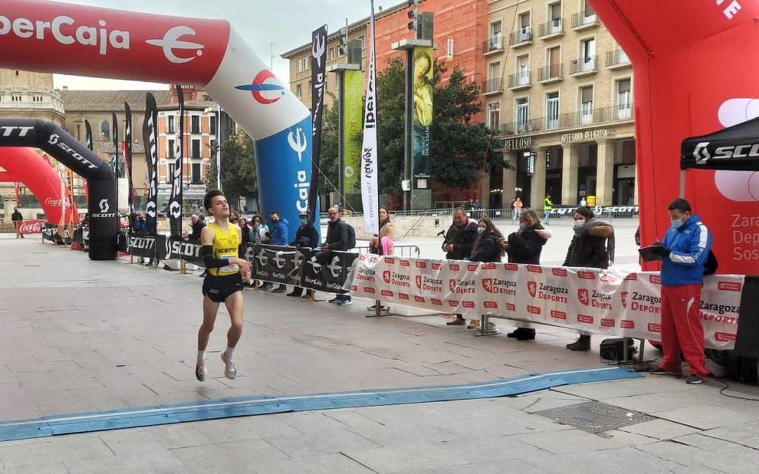 Noé Larroy cruza la línea de meta en primera posición en la 5K de la Media Maratón Ibercaja-Ciudad de Zaragoza 2022. (Foto: ALCAMPO-Scorpio71)