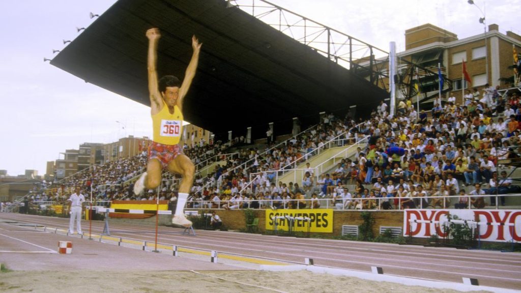 Alberto Solanas en el Campeonato de España absoluto al aire libre de 1986, en el estadio Vallehermoso (Madrid). Fue campeón de España en triple y subcampeón en longitud. (Foto: J. A. Miguélez)