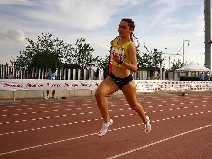 Lucía Júlvez compitiendo en el 400m en un encuentro de la Liga de Clubes de DH 2021. (Foto: Víctor Vieytes - El Ojo Azul)