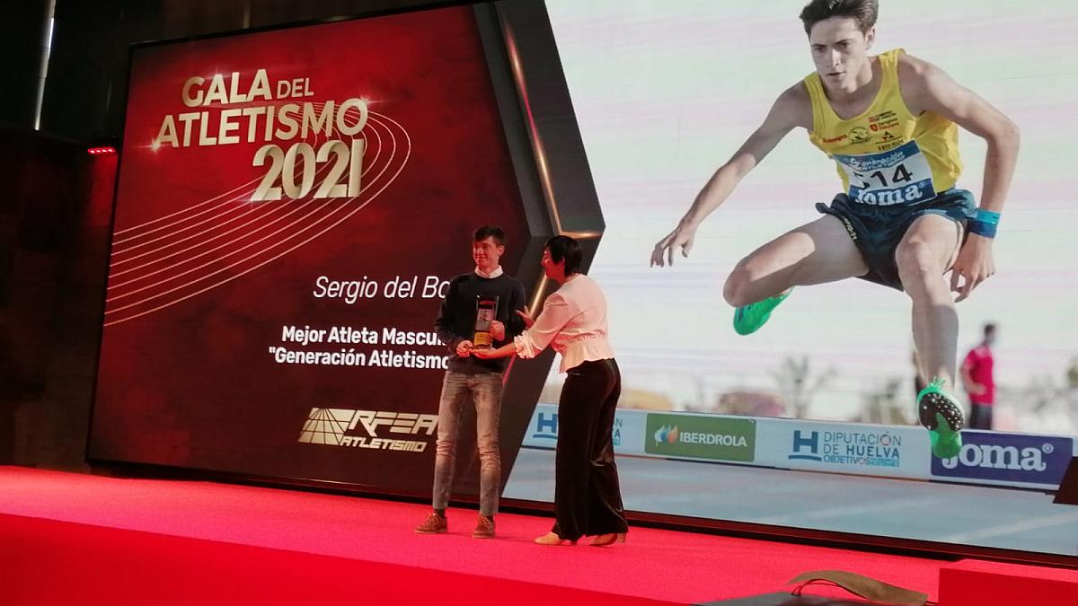 Momento en el que Sergio del Barrio recibe su premio de manos de Ester Lahoz. (Foto: Fredi García)