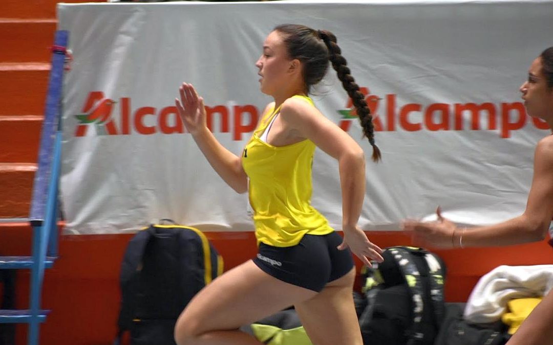 Noa Ibáñez, atleta de ALCAMPO-Scorpio71, disputando el 300m del Trofeo Ibercaja Ciudad de Zaragoza 2022. (Foto: José Manuel Benedicto)