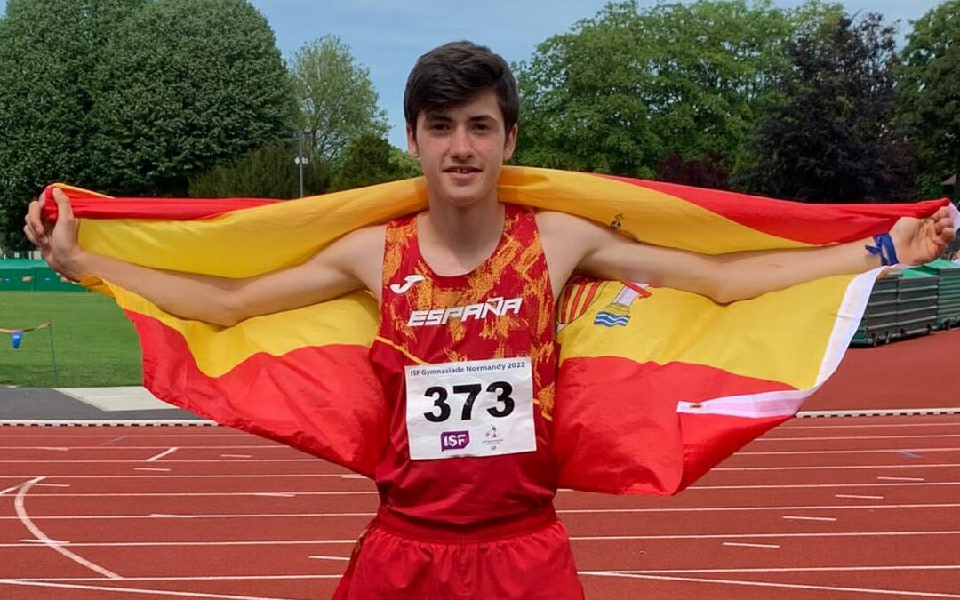 Sergio del Barrio posa con la bandera española tras obtener la plata y el récord de España Sub18 en el 2.000m obstáculos de la Gimnasiada 2022. (Foto: servicio especial)