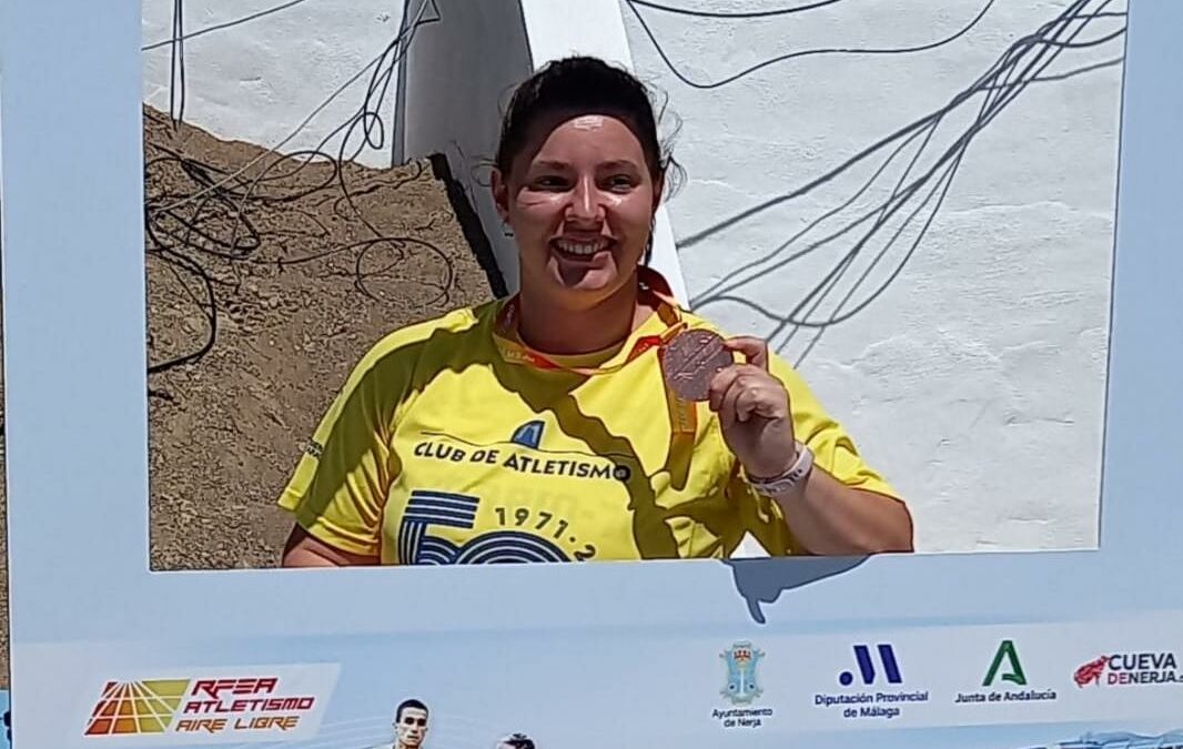 Natalia Sánchez posa con su medalla en el photocall del Campeonato de España de Nerja. (Foto: ALCAMPO-Scorpio71)