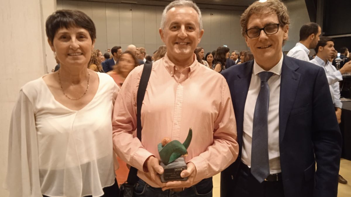 Ester Lahoz, Joaquín Ventura y Rafa Guerras con el premio "Aragonés del Año" para el club. (Foto: ALCAMPO-Scorpio71)
