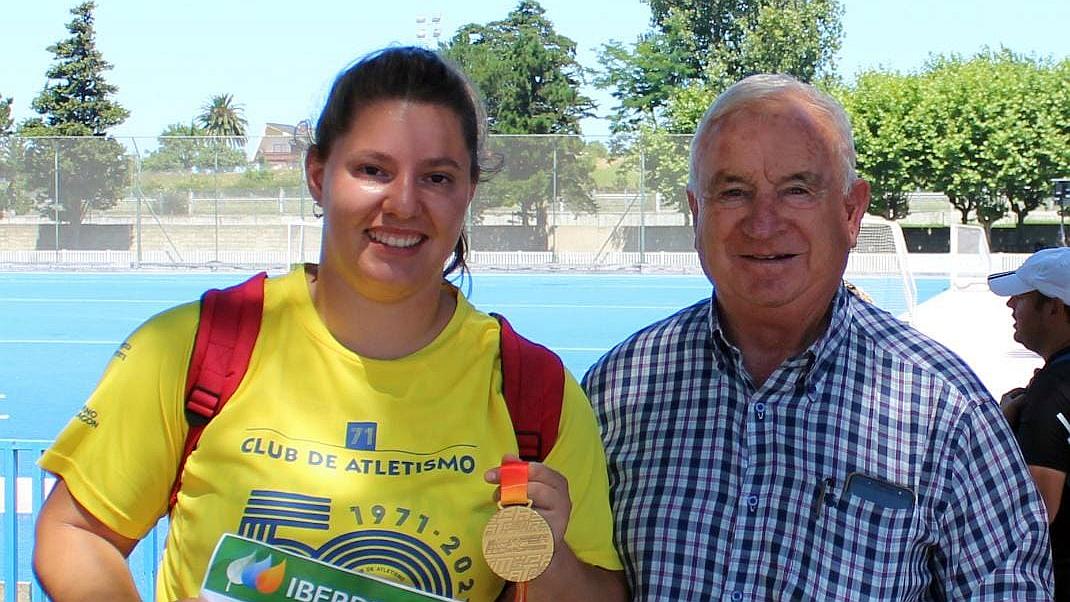 Natalia Sánchez con su medalla de oro en lanzamiento de martillo, junto a su entrenador Lázaro Linares. (Foto: ALCAMPO-Scorpio71)