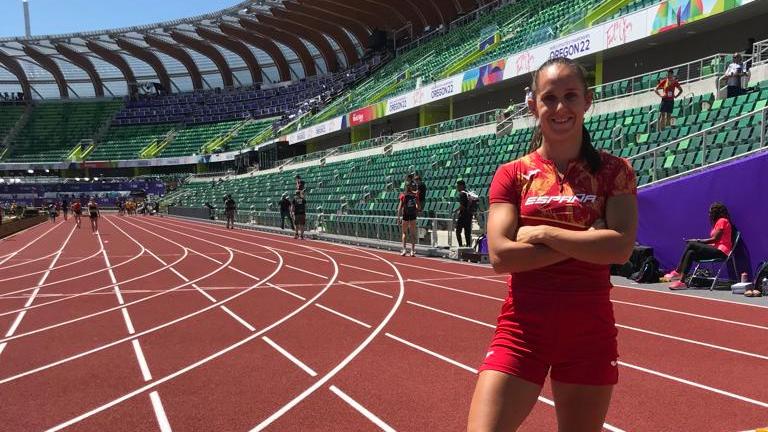 Sonia Molina compite con el relevo 4x100m de España en el mundial de atletismo