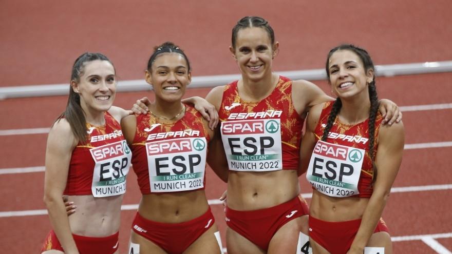 El equipo del relevo 4x100m de España que ha conseguido clasificarse para la final en el europeo de Múnich, con Sonia Molina como primera posta (segunda por la derecha en la foto). (Foto: J.A. Miguélez - RFEA)