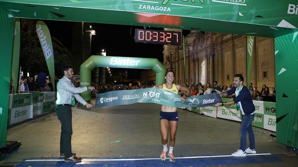 Marta Pintanel cruza la meta de la Binter Nightrun en primera posición. (Foto: Heraldo de Aragón - Binter)