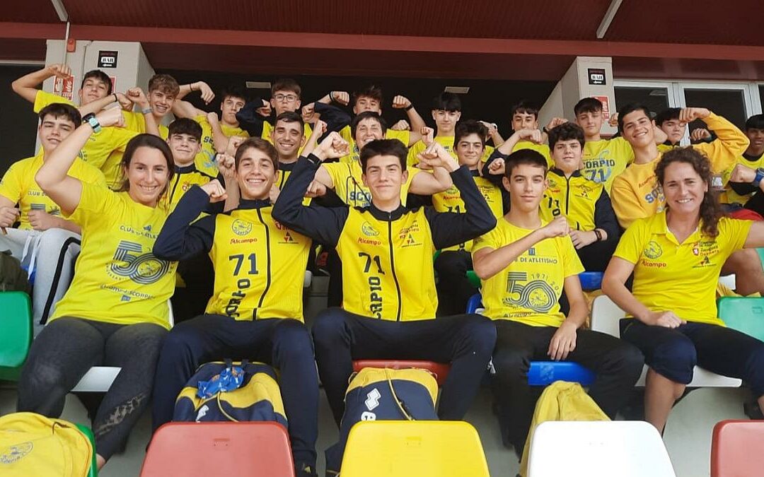 El equipo masculino Sub16 de ALCAMPO-Scorpio71 minutos antes de comenzar el Campeonato de España de Clubes al aire libre 2022. (Foto: ALCAMPO-Scorpio71)