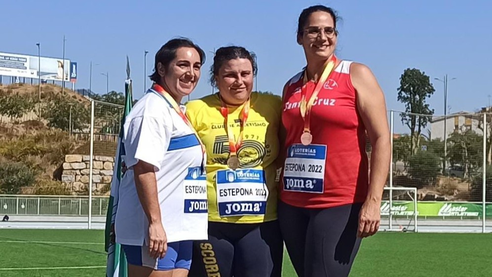 Vanesa Gil en el podio, con la medalla de oro que la acredita como campeona de España de pentatlón de lanzamientos F-40. (Foto: ALCAMPO-Scorpio71)