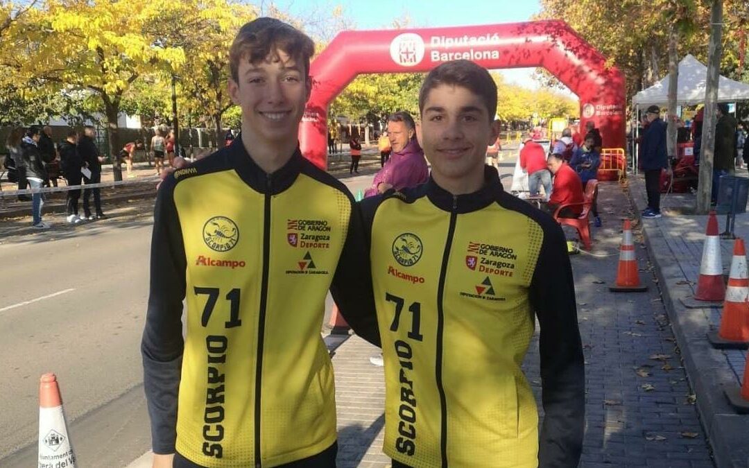 Gabriel González (izquierda) y Pablo Zárate tras conseguir el primer puesto en sus pruebas y la mejor marca aragonesa de todos los tiempos en 3km marcha en ruta de sus respectivas categorías. (Foto: ALCAMPO-Scorpio71)