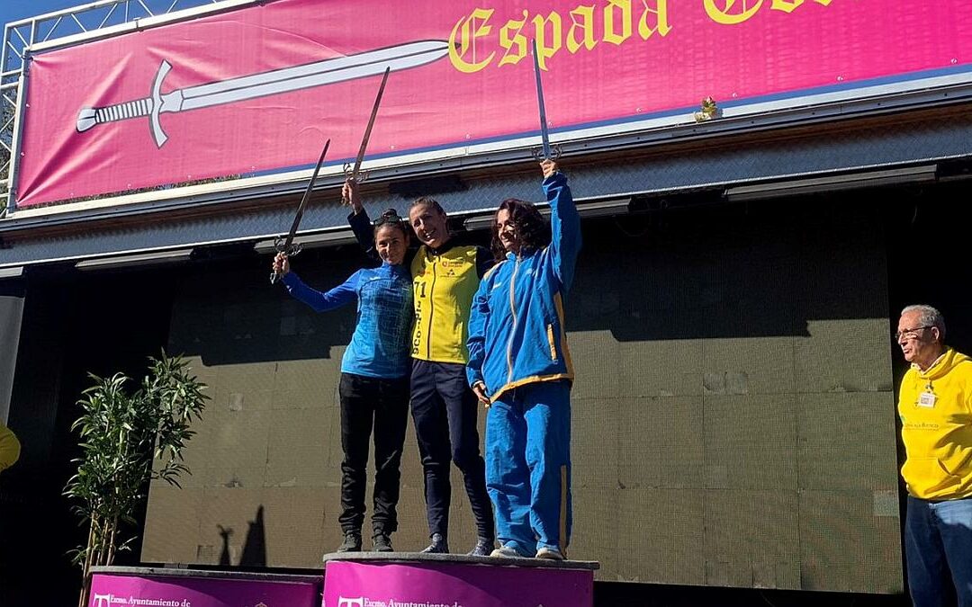 Ainhoa Pinedo en lo más alto del podio en la edición de 2022 de la Espada Toledana. (Foto: Atletismo Toledo)