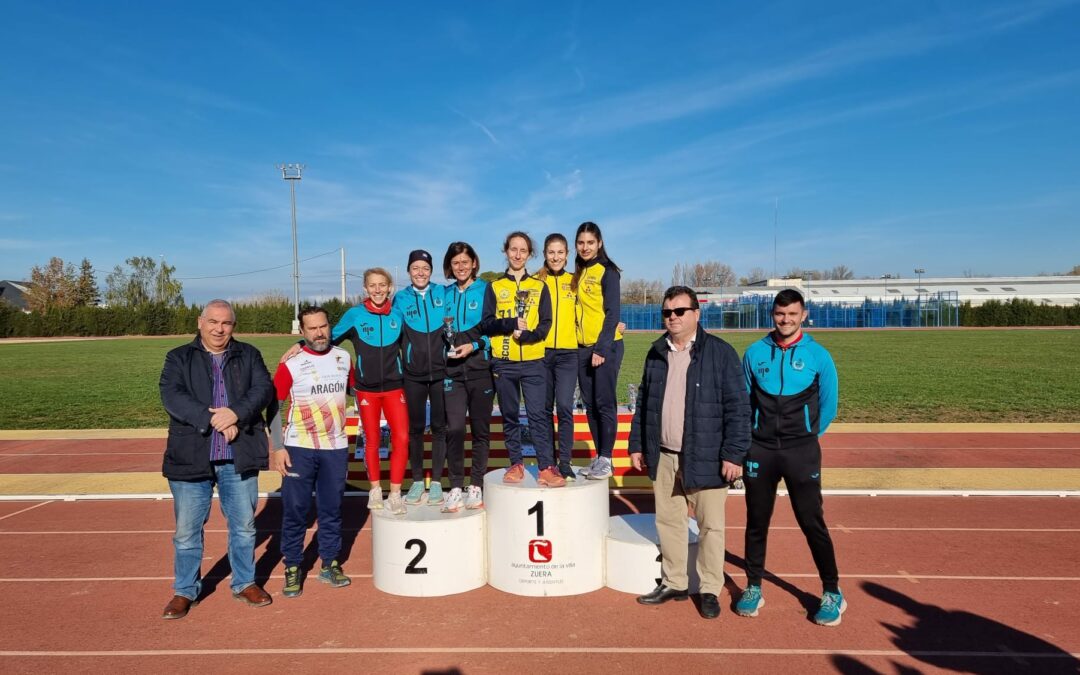 El equipo femenino levantando el trofeo del campeonato. (Foto: ALCAMPO-Scorpio71)