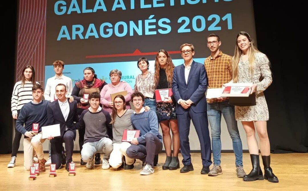 Foto de familia de los premiados de ALCAMPO-Scorpio71 en la Gala Atletismo Aragonés celebrada el Barbastro. (Foto: ALCAMPO-Scorpio71)