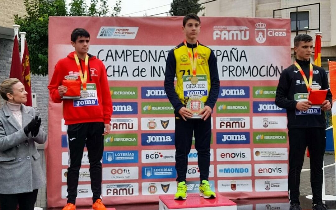 Pablo Zárate en el podio, luciendo su trofeo de campeón de España. (Foto: ALCAMPO-Scorpio71)