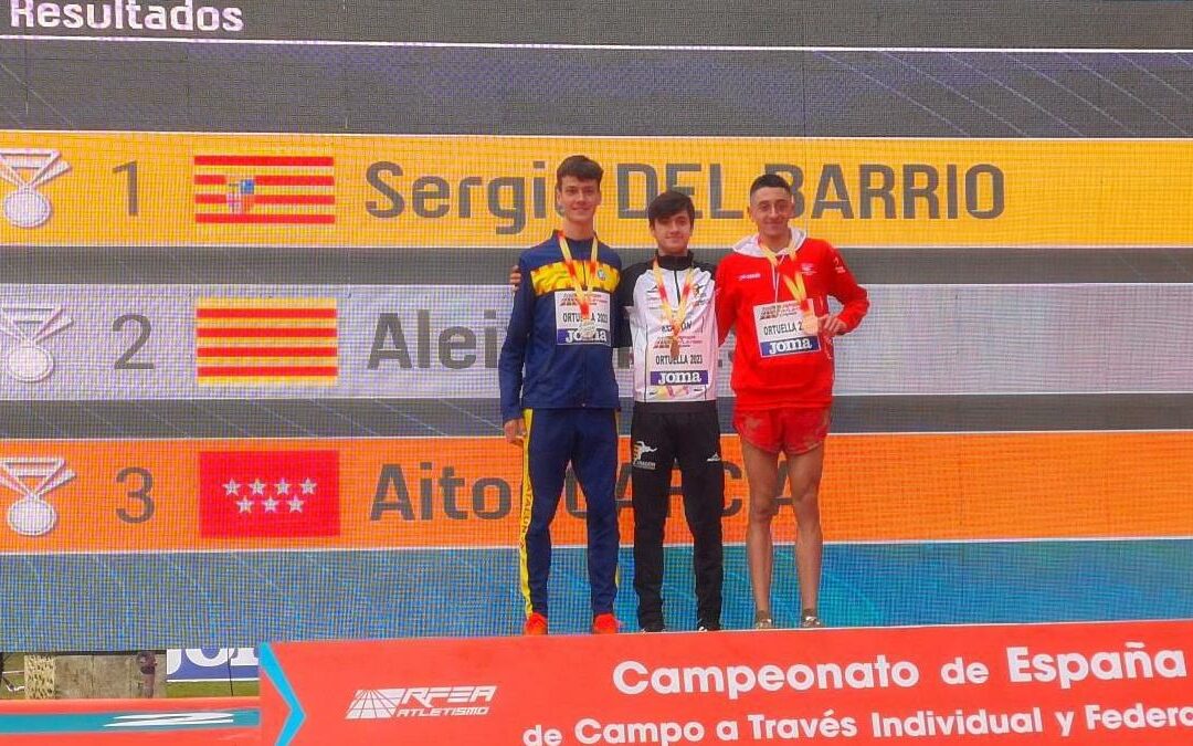 Sergio del Barrio en el podio del Campeonato de España de campo a través por federaciones. Esta medalla de oro le da billete directo al Mundial de cross. (Foto: RFEA)