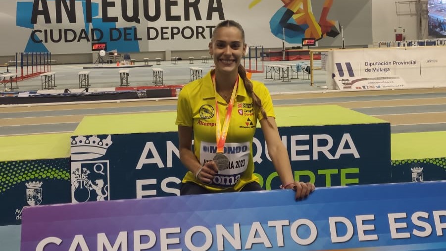 María González luce su medalla de plata, conseguida en la prueba de triple salto del Campeonato de España U23 de pista cubierta. (Foto: ALCAMPO-Scorpio71)