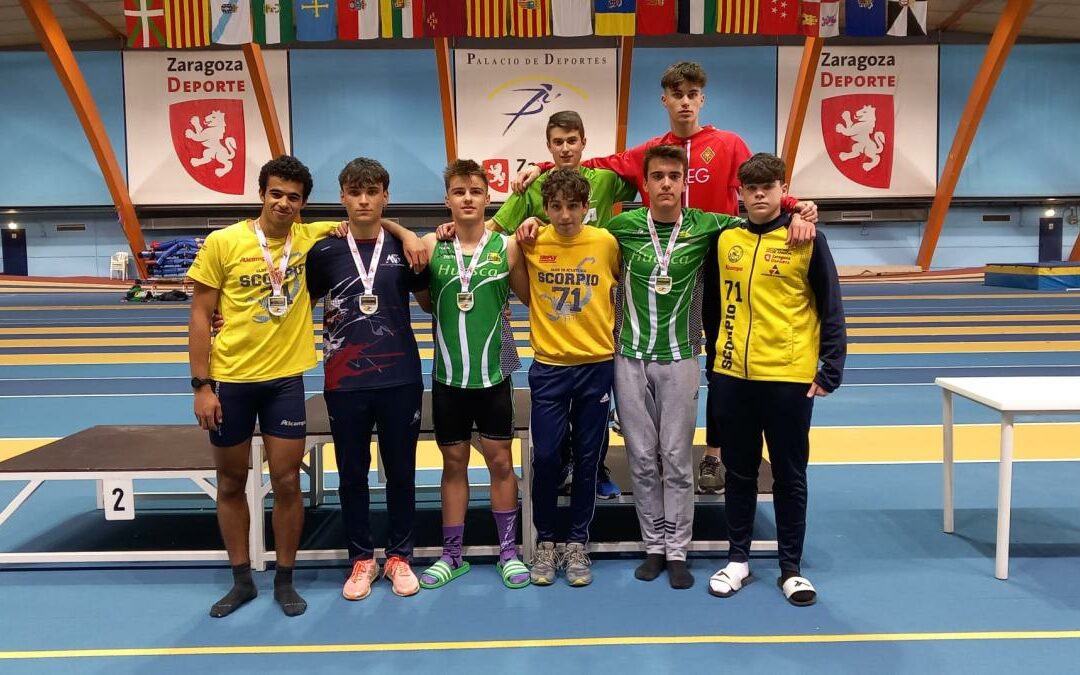 Foto de grupo de los participantes en la competición de combinadas U20-U18, con los scorpianos Guillermo Nsue, Mateo Lozano y Lorién Beltrán. (Foto: ALCAMPO-Scorpio71)