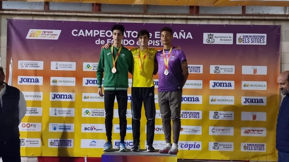 Sergio del Barrio en el podio, como campeón de España Sub20 de 5.000 m. (Foto: ALCAMPO-Scorpio71)