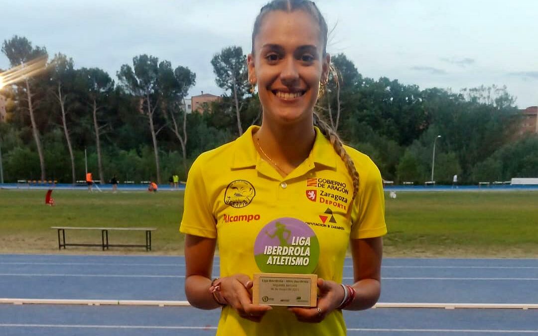 María González con su trofeo a la mejor marca del encuentro de Manresa. (Foto: ALCAMPO-Scorpio71)