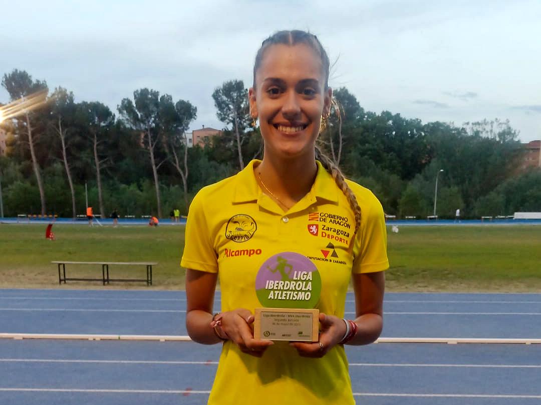 María González, trofeo a la mejor marca del encuentro en Manresa. (Foto: ALCAMPO-Scorpio71)