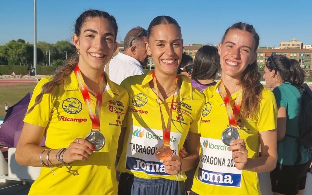 Julia Aranda, María González e Inés Arqued con sus medallas. (Foto: ALCAMPO-Scorpio71)