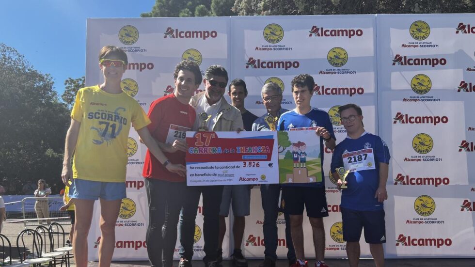 Podio de la carrera de la Fundación Down Zaragoza, que ha recibido un donativo de 3.826 € por parte de la organización. (Foto: ALCAMPO-Scorpio71)