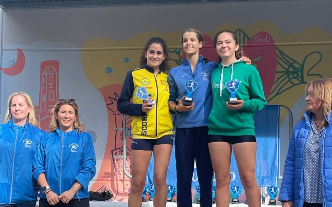 Judith Alconchel acompaña a Inés Capel y Lucía Blanco en el podio Sub16 femenino del Cross de Utebo 2023. (Foto: Atletismo Utebo)