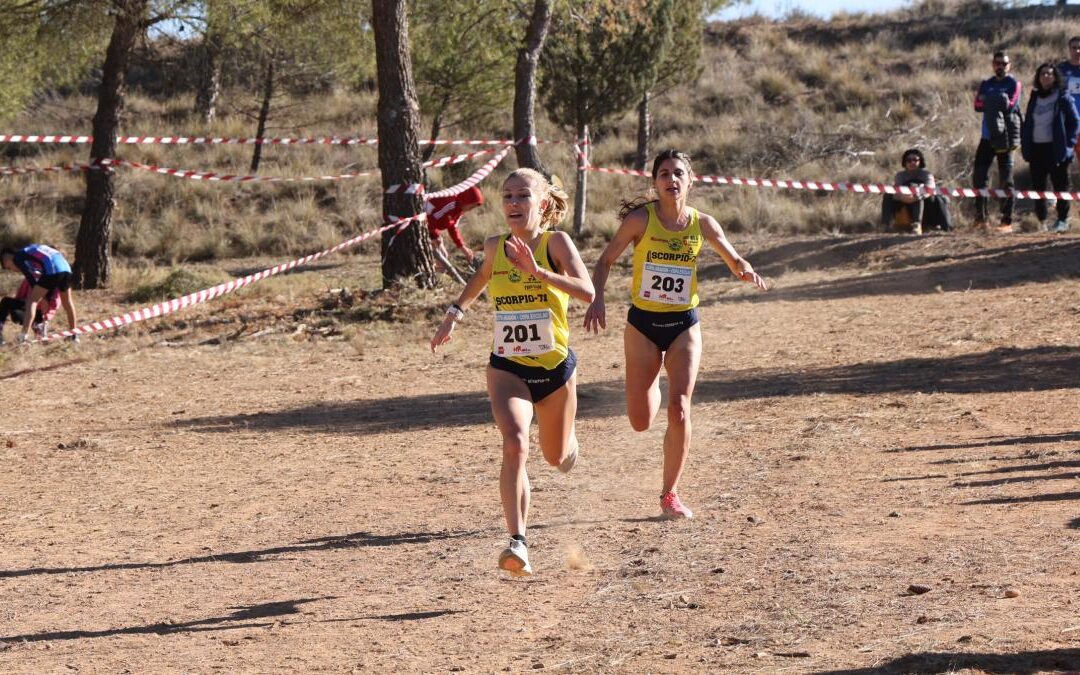 Isabel Linares y Paloma Aznar disputando los últimos metros de la carrera femenina, que acabó llevándose Linares. (Foto: Atletismo Olimpo)